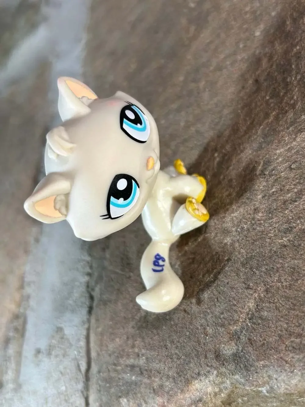 LPS Authentic Littlest Pet Shop 2006 Pearl white blue eyed tabby cat c-031